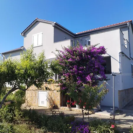 Apartment Dgm Vrsi